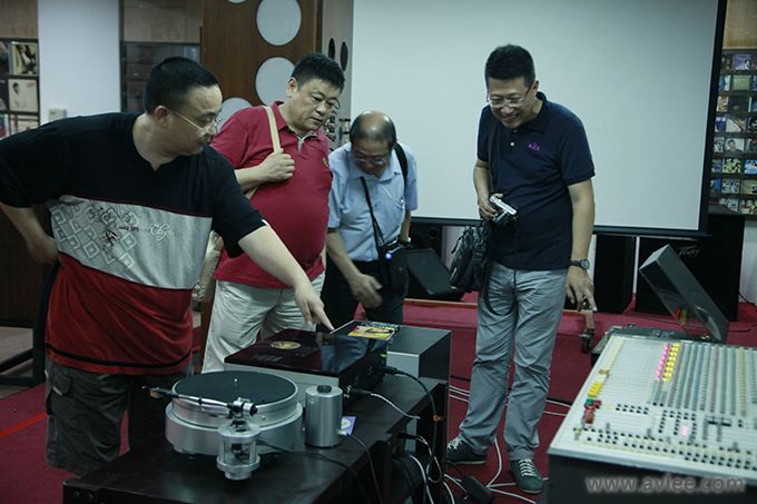中国图书进出口上海公司《现代音响技术》总监/执行主编张国樑一行到阳江十八子世界发烧音响博物馆参观