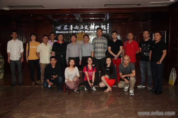 本市文广新局吴局带领星海音乐学院教师等人到世界发烧音响博物馆参观.