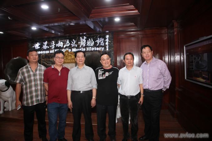 2016年11月22号，《香港商报》总编辑陈锡添等人到世界发烧音响博物馆参观。