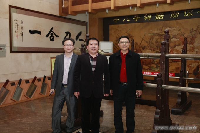 人民论坛杂志社广东站站长崔怀峰、勤联医疗产业集团董事长黄劲涛一行到阳江十八子集团参观