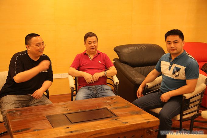 著名的音乐制作人邹铁夫与中国唱片深圳公司总经理刘斌先生一行到阳江十八子世界发烧音响博物馆参观交流