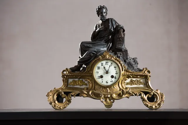 鎏金基座氧化钴人物壁钟