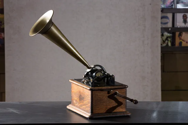 第一代蜡筒留声机