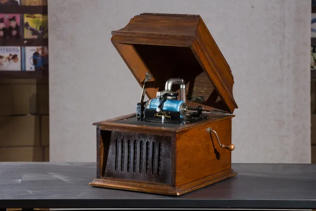 第一代蜡筒留声机