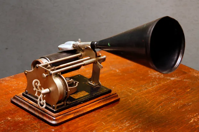 第一代蜡筒式留声机